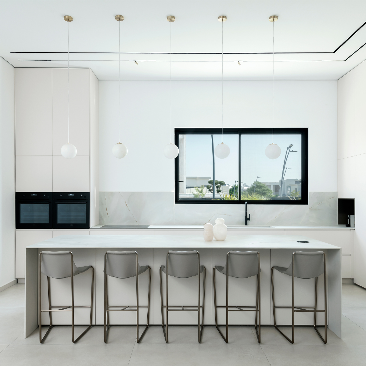 כיסא בר "Apelle" בצבע גראז' עם רגליים בזהב מוברש