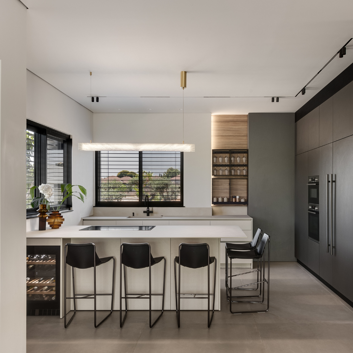 כיסא בר "Apelle" בצבע שחור עם רגליים בגוון ניקל מושחר