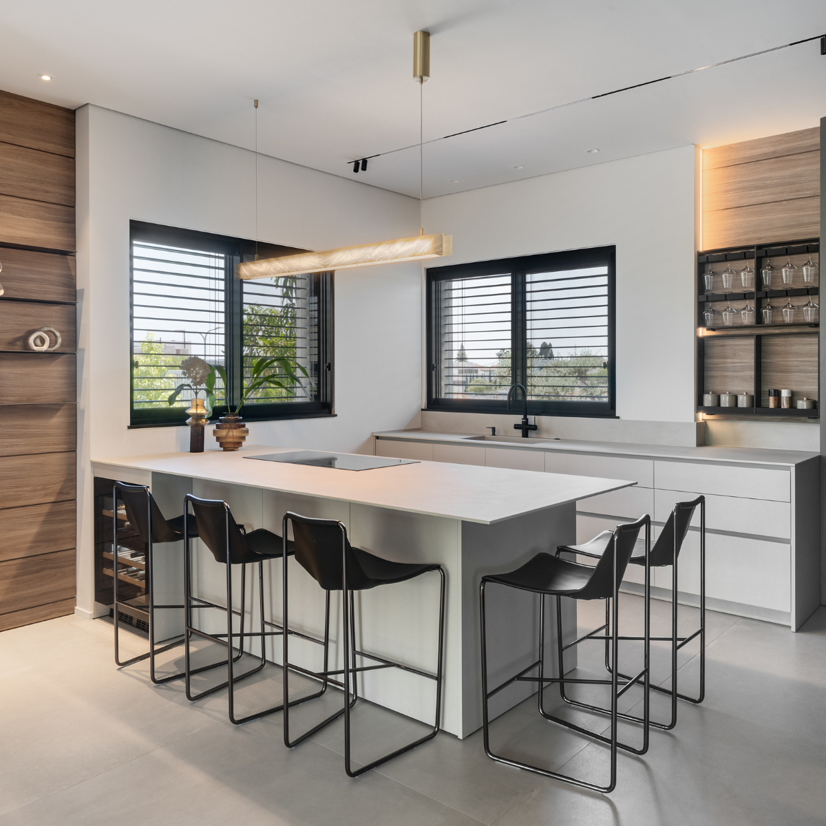 כיסא בר "Apelle" בצבע שחור עם רגליים בגוון ניקל מושחר