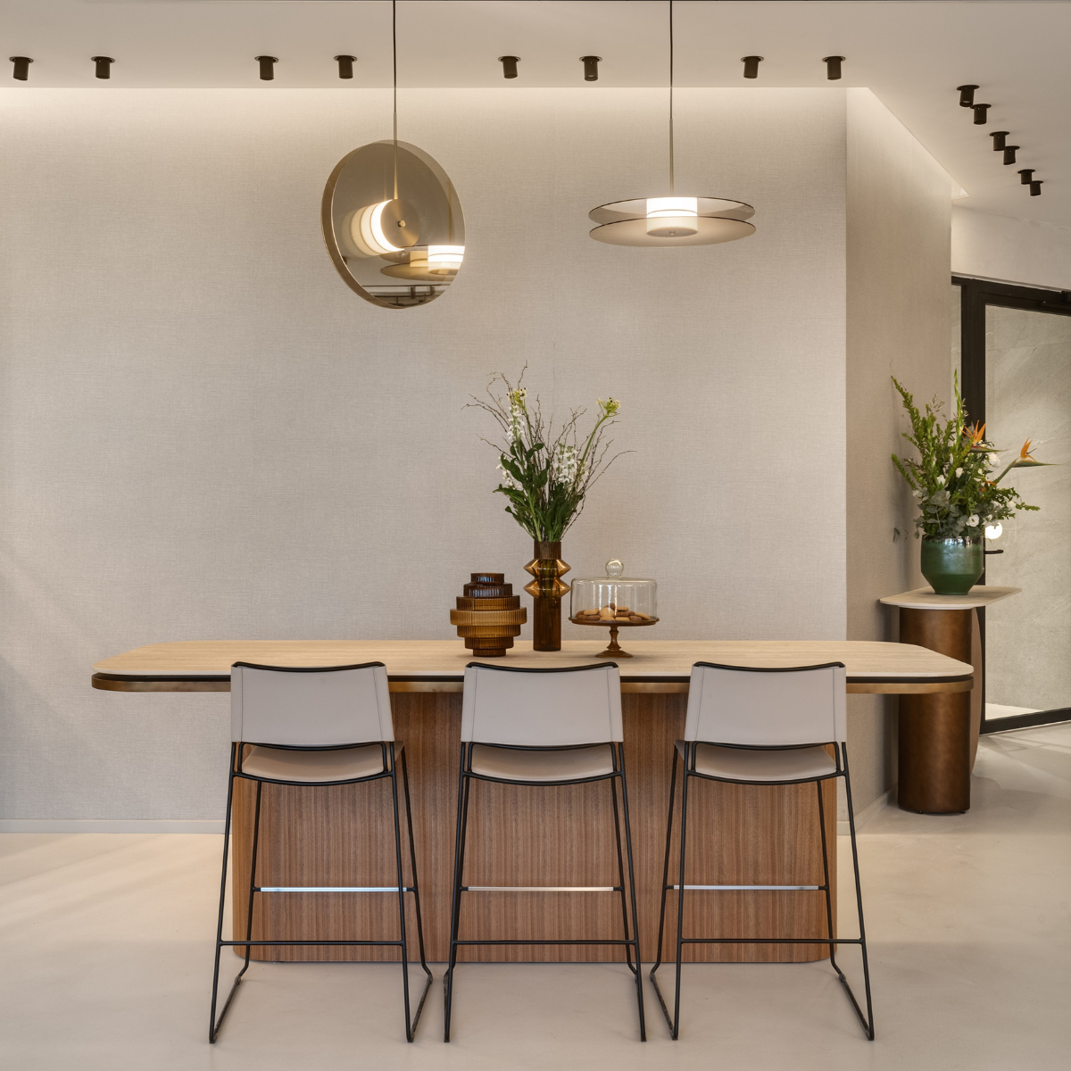 כיסא בר "Slim" בצבע גראז' עם רגליים בצבע שחור