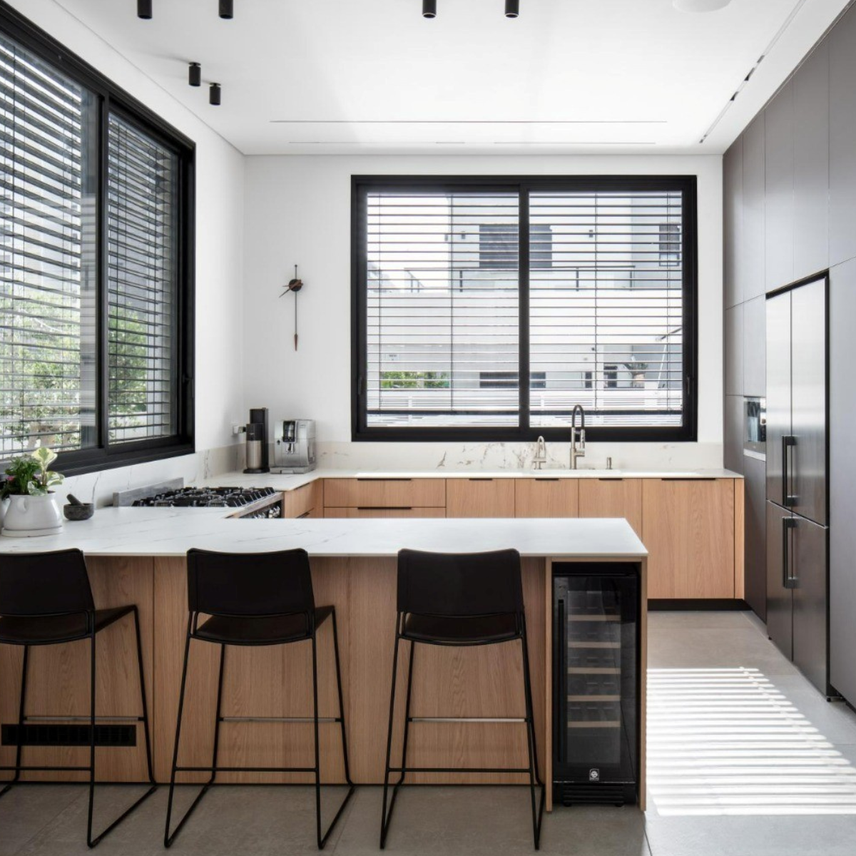 כיסא בר "Slim" בצבע חום שוקולד עם רגליים בצבע שחור