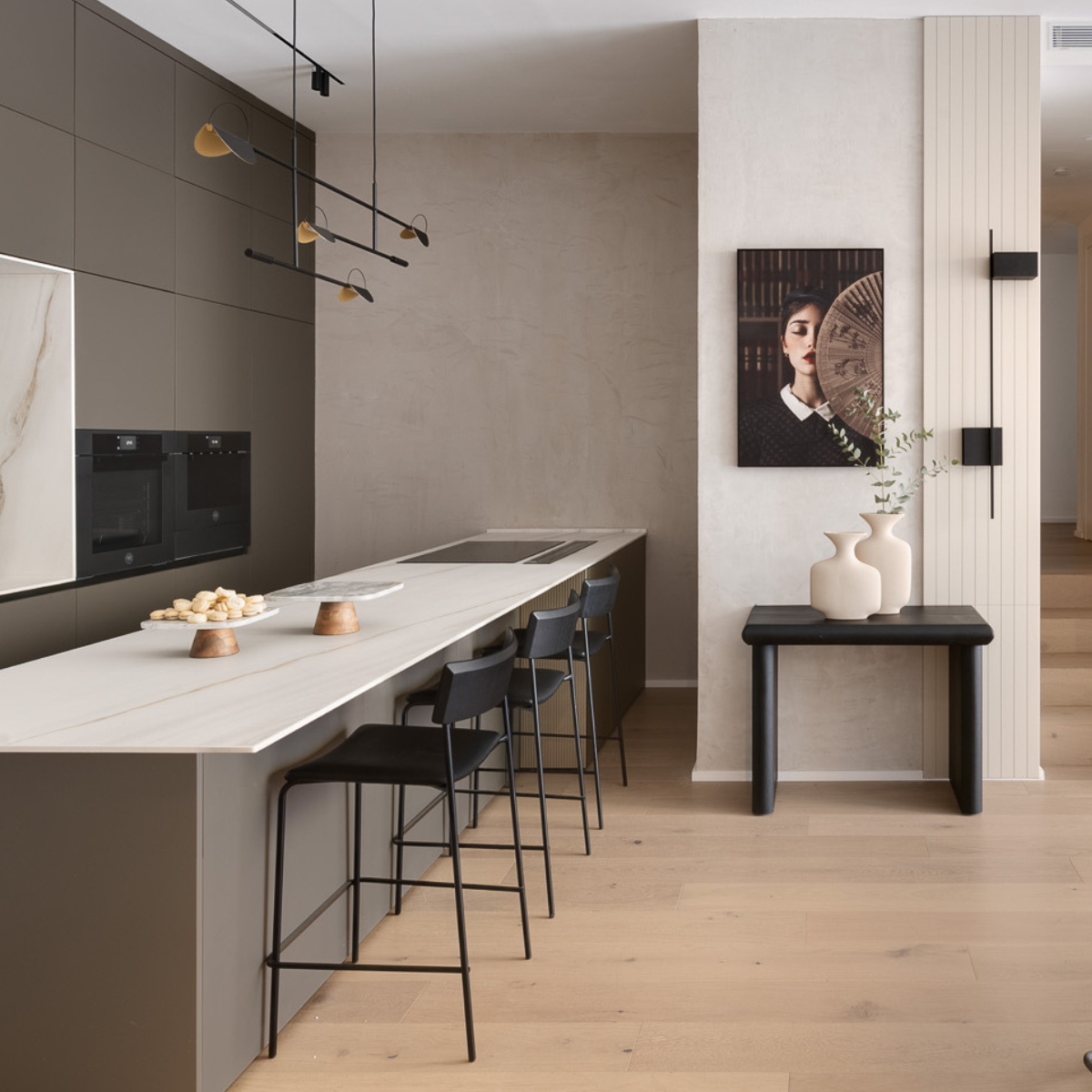 כיסא בר "Mito" בגוון עץ שחור