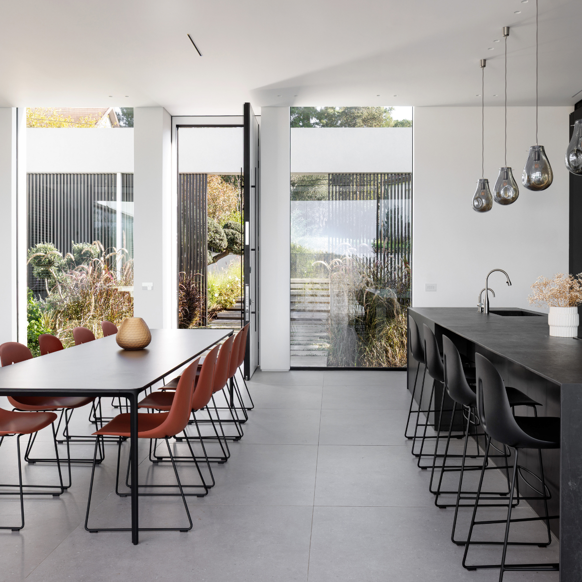 כיסא בר "Gotham" בצבע שחור