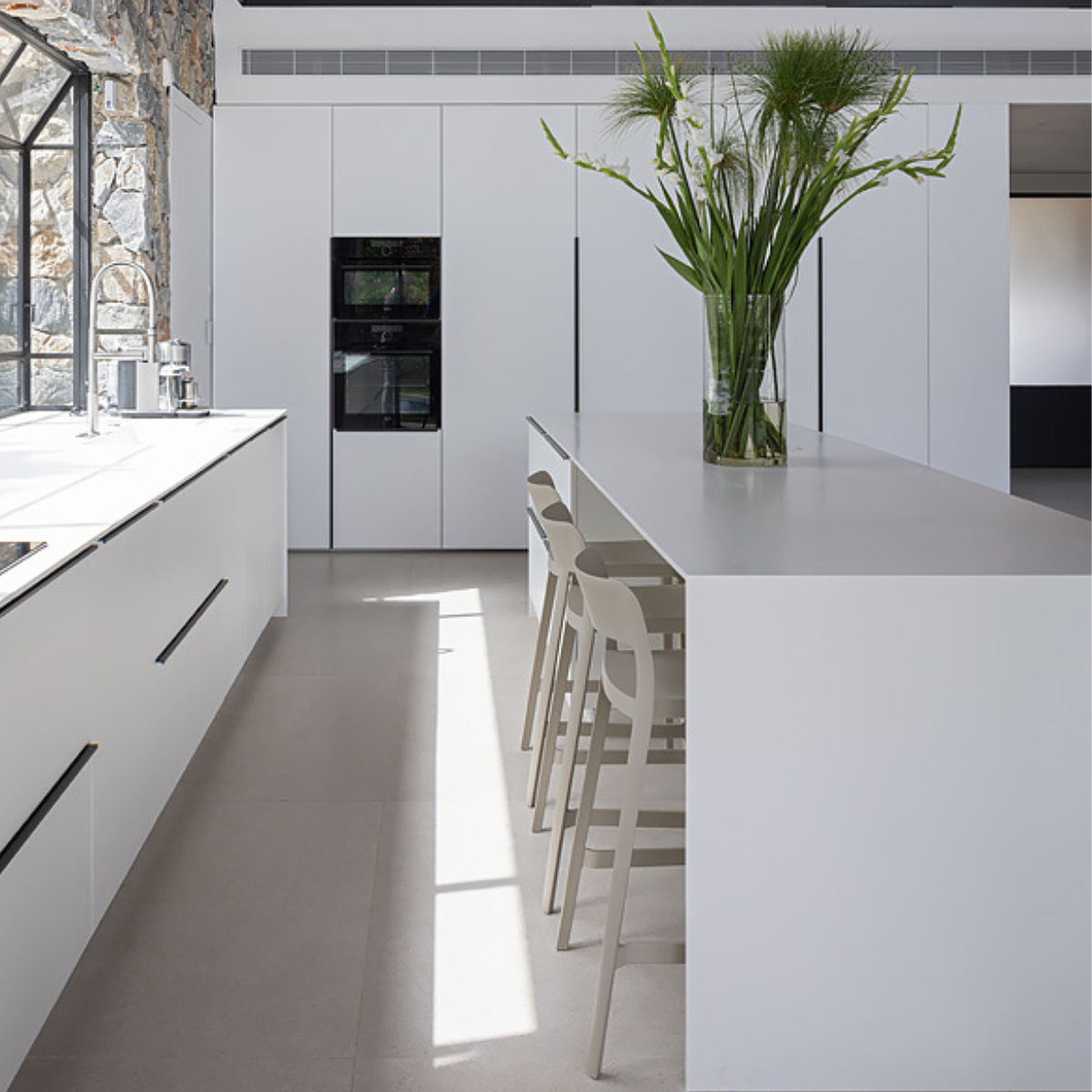 כיסא בר "Nene" בצבע חול