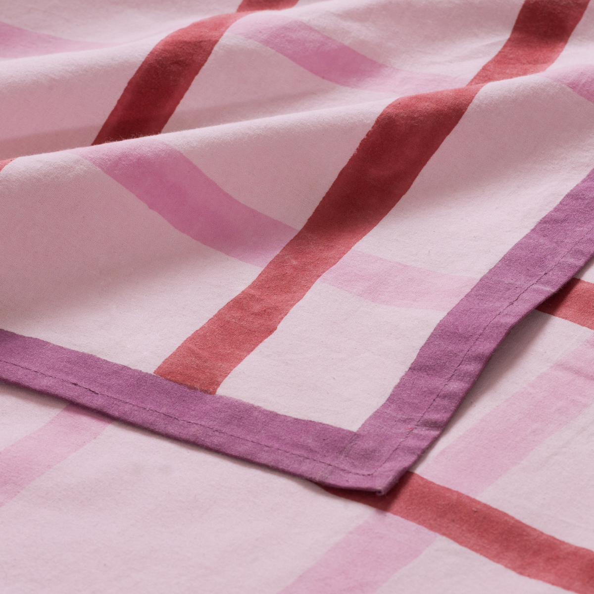 מפת שולחן "Table Chérie" בצבע ורוד עם משבצות