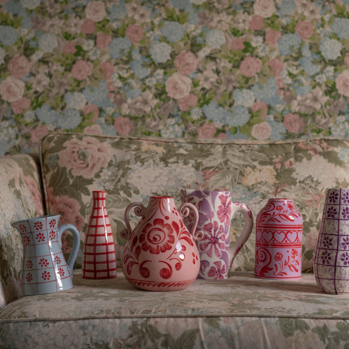 ואזה "Amphora" בצבע ורוד פודרה עם עיטורים בצבע אדום