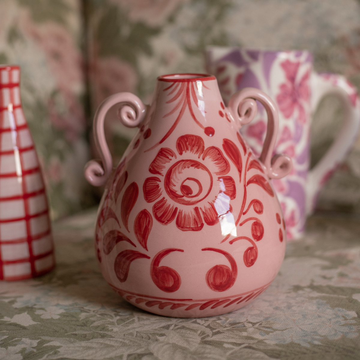 ואזה "Amphora" בצבע ורוד פודרה עם עיטורים בצבע אדום