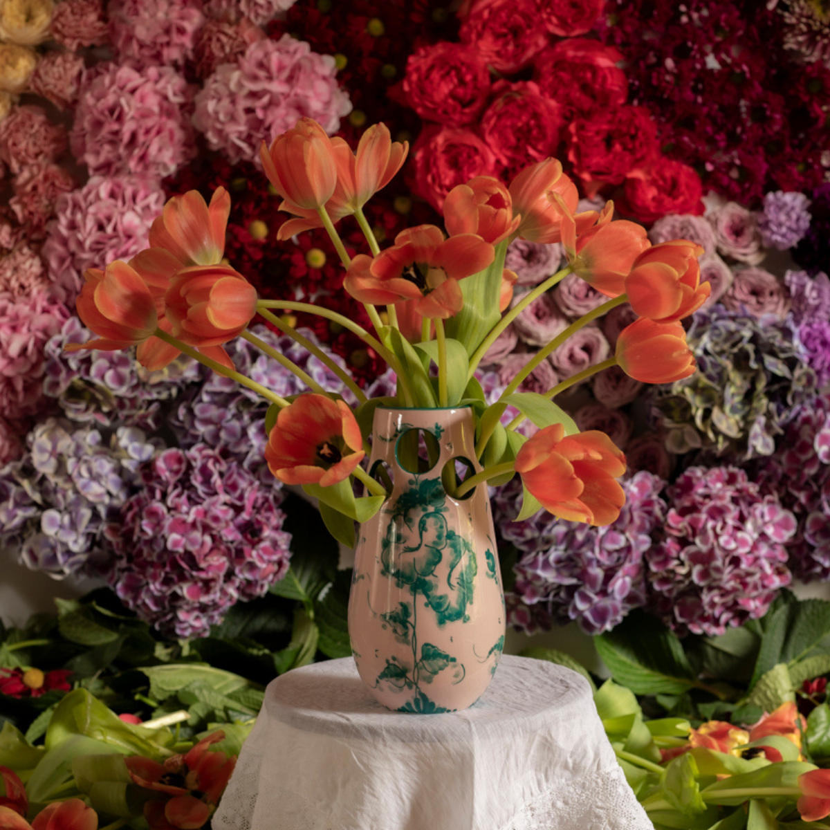 ואזה "Her holliness" בצבע פודרה עם עיטורי פרחים בטורקיז