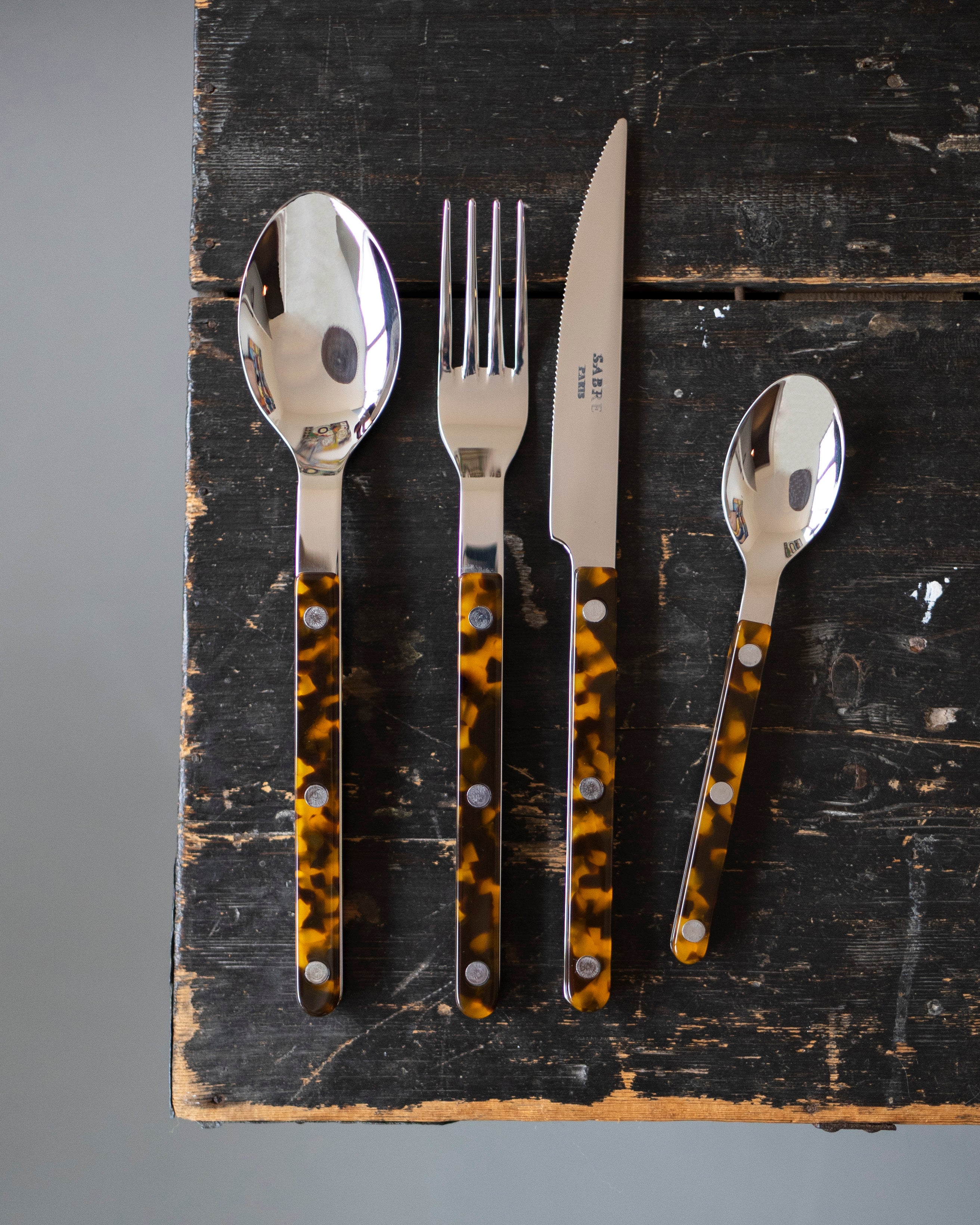 סכו"ם "Bistro" חום מנומר במראה Tortoise