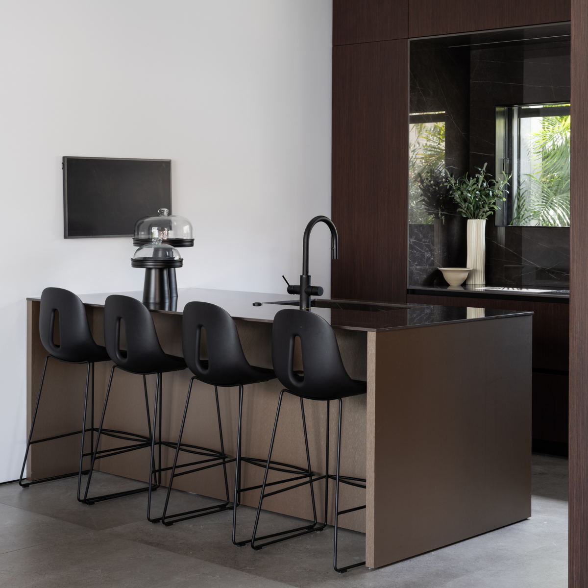 כיסא בר "Gotham" בצבע שחור