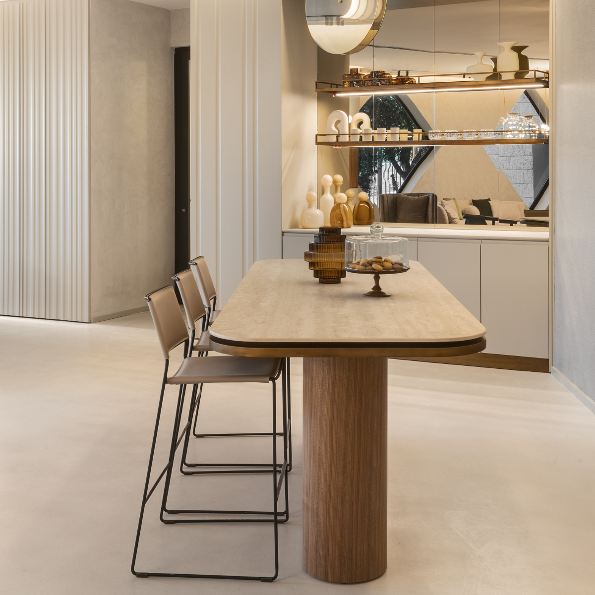 כיסא בר "Slim" בצבע גראז' עם רגליים בצבע שחור