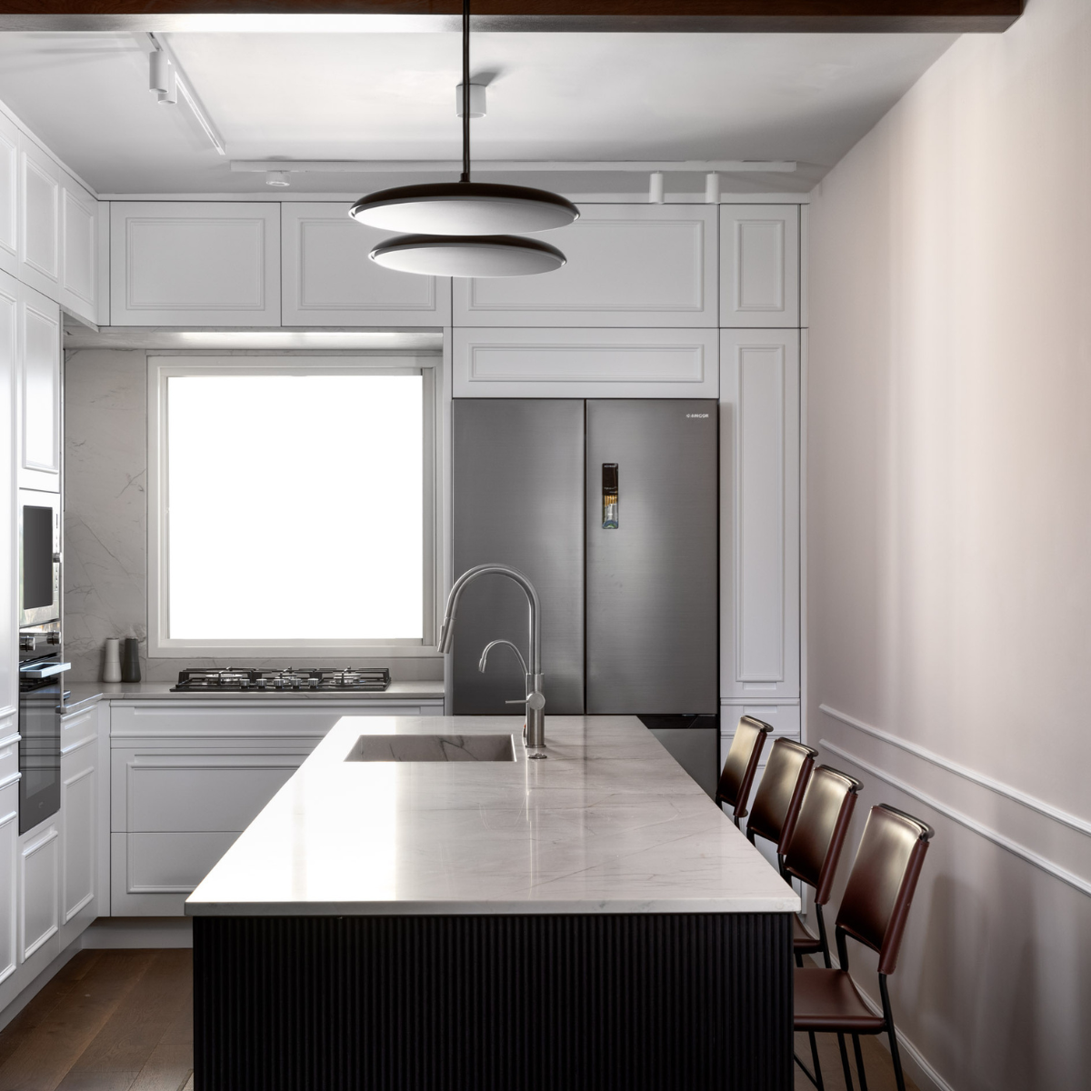 כיסא בר "Slim" בצבע קפה עם רגליים בצבע שחור