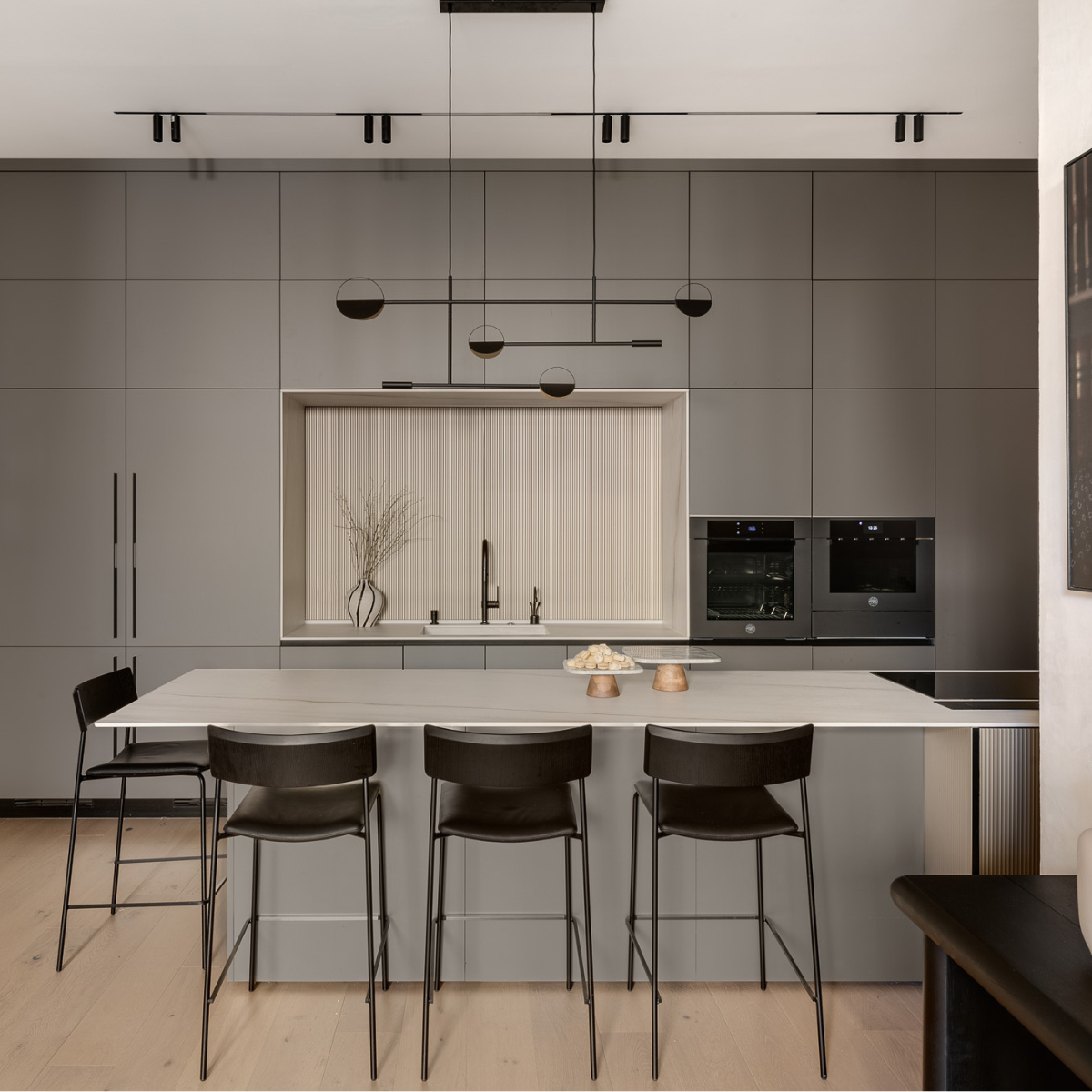 כיסא בר "Mito" בגוון עץ שחור