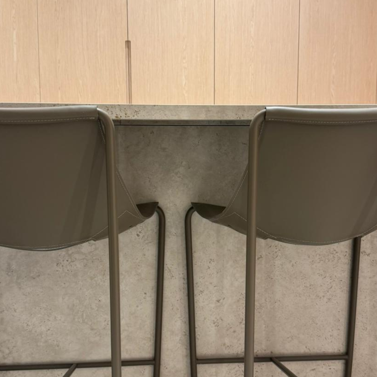 כיסא בר "Apelle" בצבע פאנגו