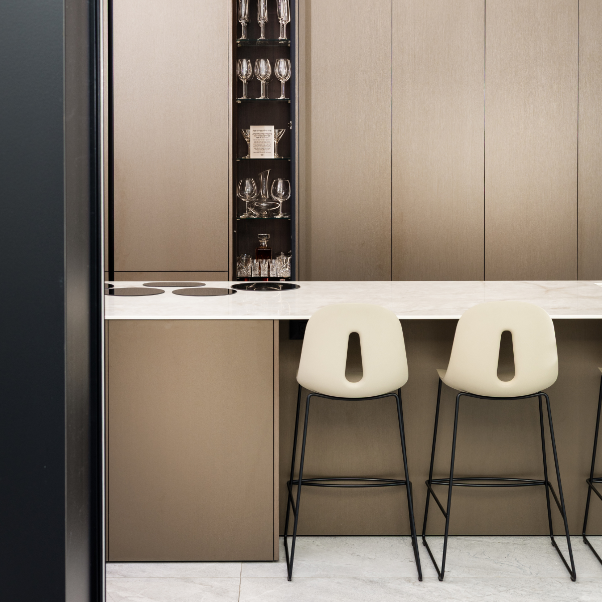 כיסא בר "Gotham" בצבע חול